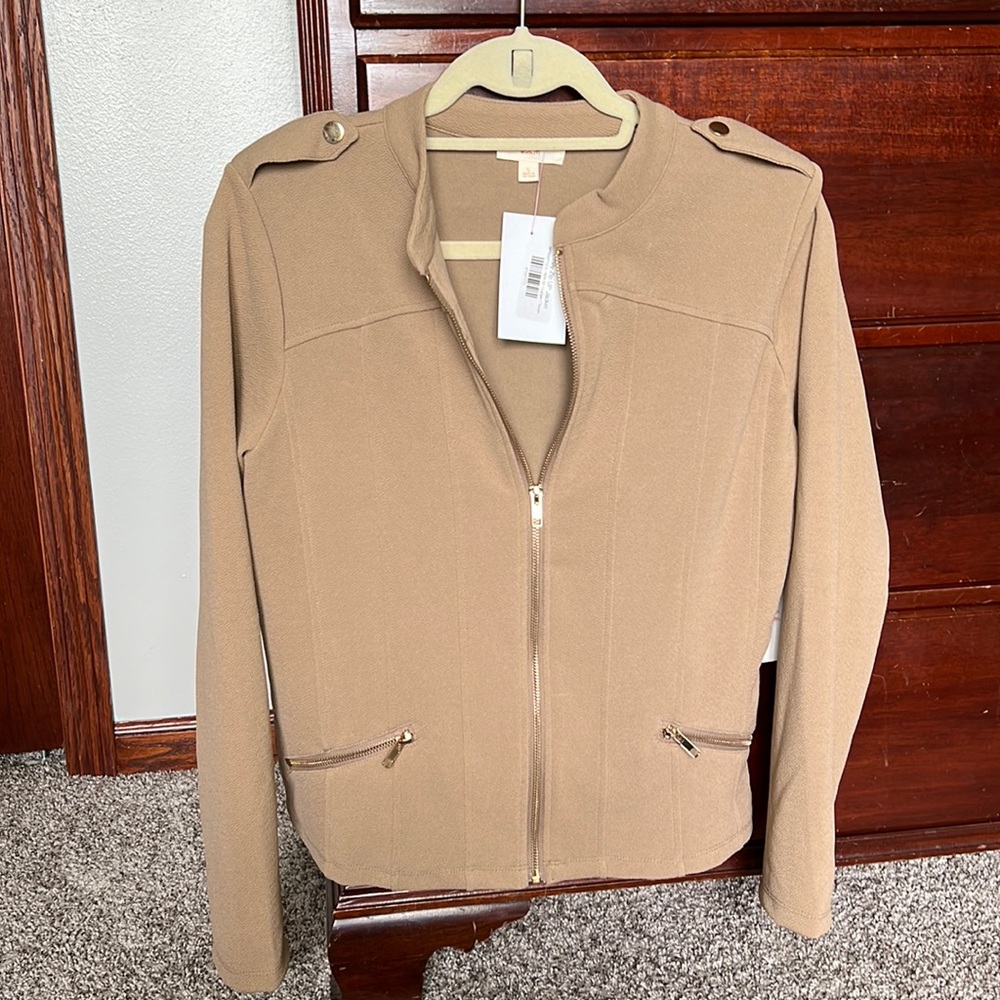 Cute tan/gold zip up jacket. Size large, new with tags!